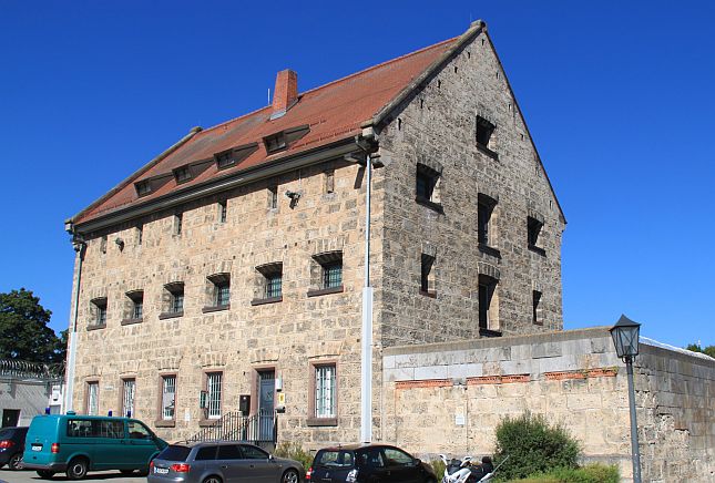 Die Justizvollzugsanstalt Rottweil soll durch einen Neubau ersetzt werden. Die Hauptanstalt in Rottweil wurde 1861 errichtet. Darüber hinaus bestehen Nebenstellen in Oberndorf, Villingen-Schwenningen und Hechingen. 